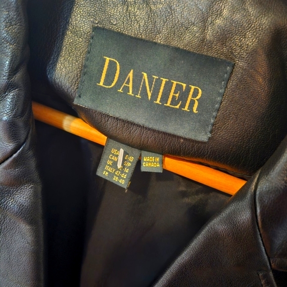 Danier Classic Women's Front Button Mid Length Leather Jacket - Picture 5 of 8